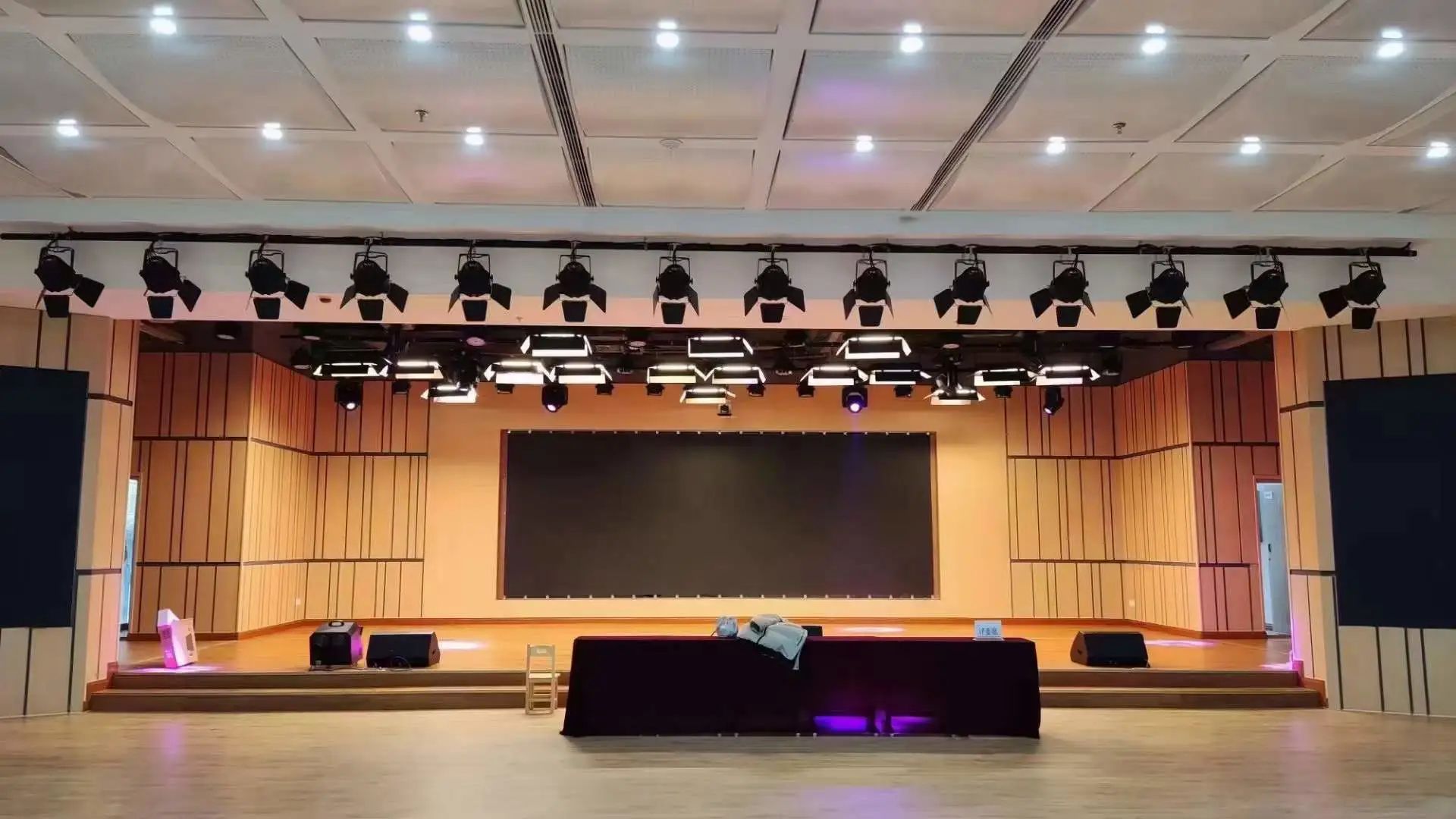 航天廣電專業燈光音響擴聲系統工程產品服務于某學校禮堂！